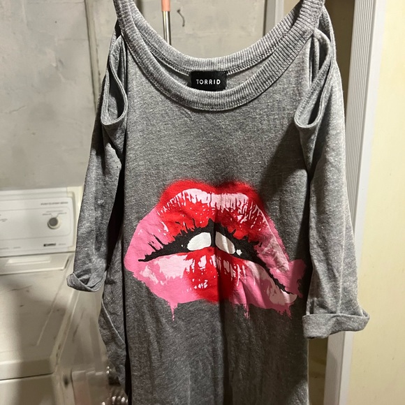 Torrid grey cold shoulder lips tee. Size 2. Nwt. - Picture 6 of 8